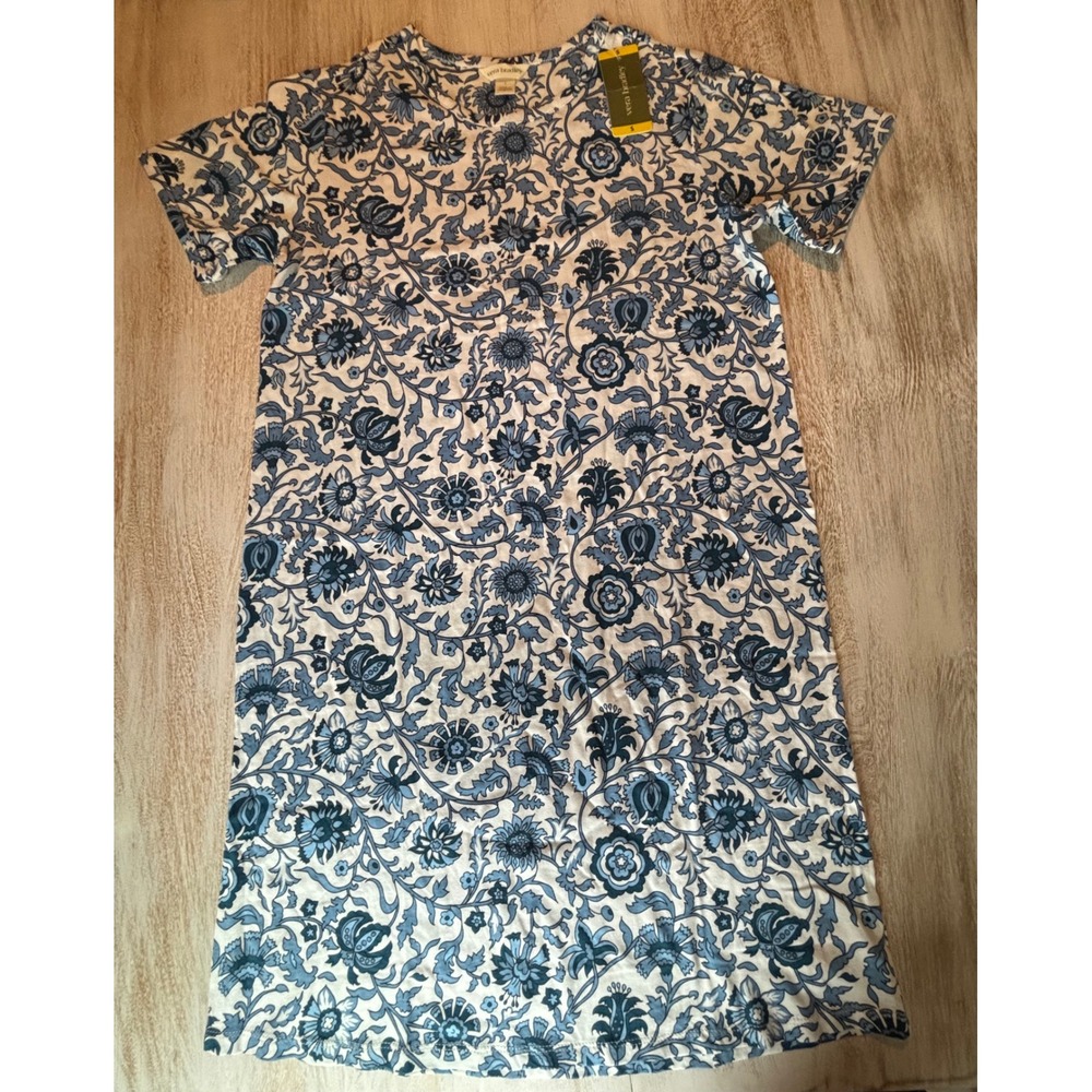 NWT Size Small Vera Bradley T-Shirt sleep shirt Blue White Floral Medallion